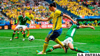 Ibrahimovic remata al arco, no estuvo acertado, el cotejo terminó 1-1
