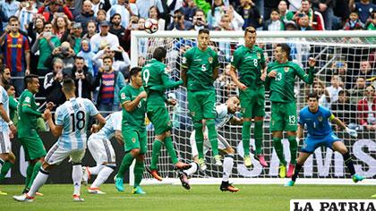 Lamela remata de tiro libre, el balón se desvía en Duk y se genera el primer gol de la Albiceleste