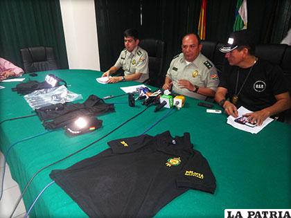 En la conferencia de prensa se mostró el uniforme policial