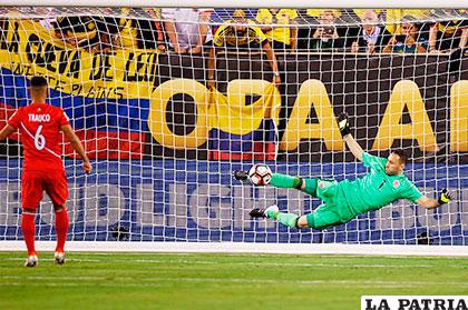 David Ospina contiene el remate de Miguel Trauco, en los tiros penales