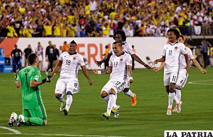 El festejo de los jugadores colombianos por la clasificación /conmebol.com