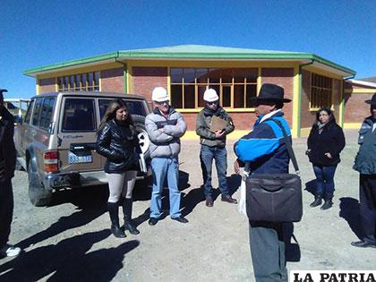 Concejal Villca y autoridades de El Choro hablando sobre el parque acuático