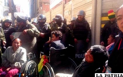 Discapacitados no pudieron ingresar a la Catedral Metropolitana Nuestra Señora de La Paz /ANF