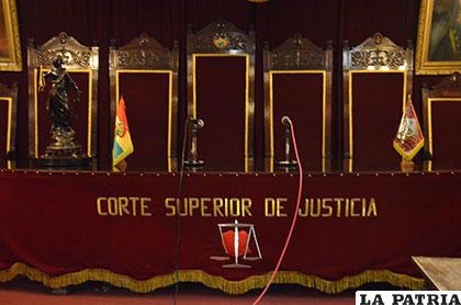 Cabecera del Salón Rojo del Tribunal de Justicia /Archivo