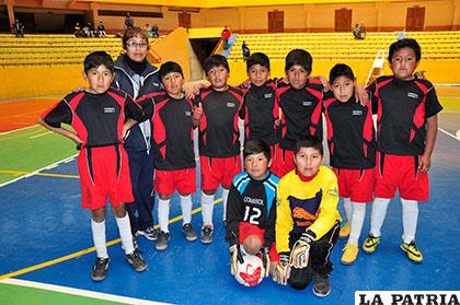 El equipo de fútbol de salón del colegio Comibol