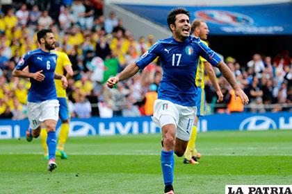Eder celebra el gol que marcó para Italia en el final del partido