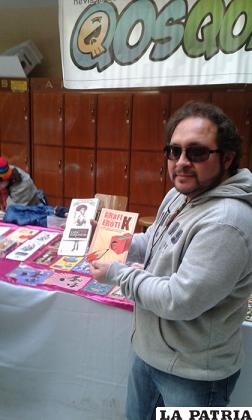 Alejandro Archondo, junto a sus publicaciones