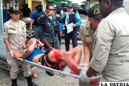Un reo herido es transportado a un centro de atención médica en La Ceiba