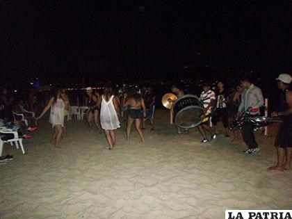 La banda Nuevos Decadentes hizo bailar a los turistas en Acapulco