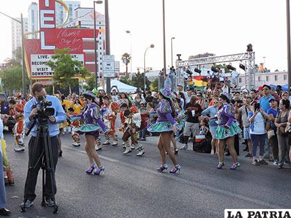 Bolivianas participan en Carnaval Mardi Gras 2016 en Las Vegas, Nevada