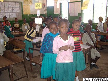 Colegio de niñas y niños en Banjul /JAVIER CLAURE C.
