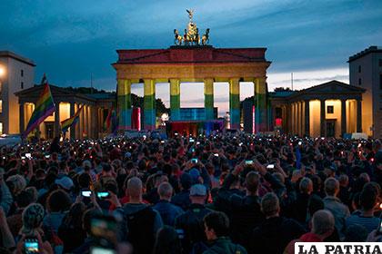 Europeos celebran marcha del Orgullo Gay en homenaje a víctimas de Orlando