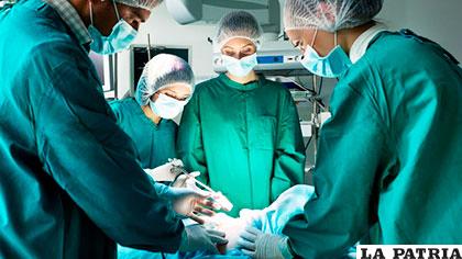Médicos realizaron una operación durante la cesárea