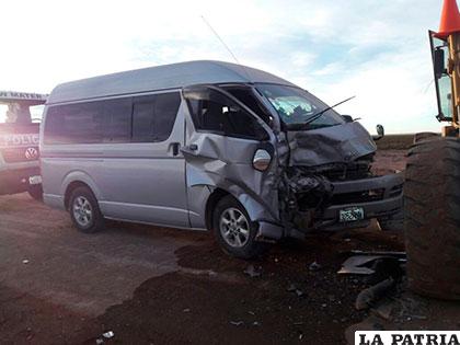 El minibús que chocó quedó dañado y además el chofer falleció a causa del golpe