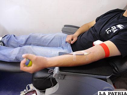 Voluntario donando sangre