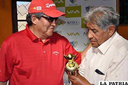 Ricardo Rodrigo entrega el trofeo a Antonio Beltrán