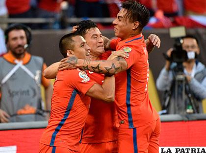 Celebran los chilenos la victoria ante Colombia (2-0) /AS.COM