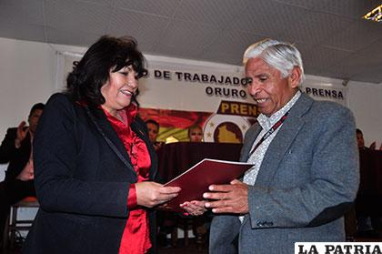 Momento en que fue condecorado Juan Mendoza por el STPO /Archivo