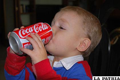 Consumo de gaseosas produce obesidad con mayor frecuencia en niños