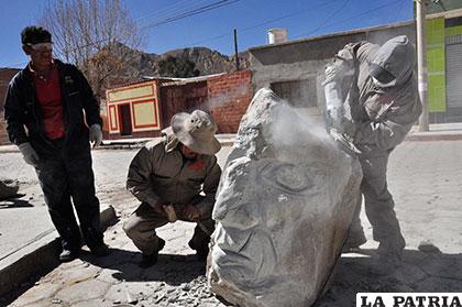 Artistas esculpen las piedras para concretar su obra