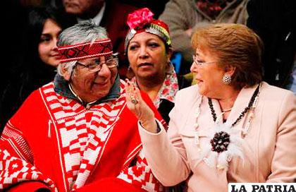 La presidenta de Chile, Michelle Bachelet con los representantes de pueblos indígenas