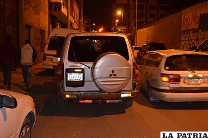 El motorizado fue muy mal estacionado, casi a un metro de la acera y al lado izquierdo