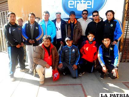 El equipo de Cosmos, antes de emprender viaje a Arica-Chile