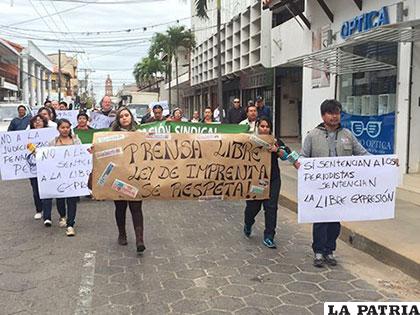 Periodistas marchan en protesta a la sentencia dada por el juez Zenteno
