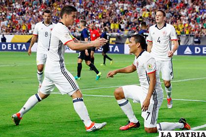 Carlos Bacca (7) autor del único gol, festeja con James Rodríguez /as.com