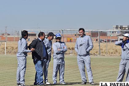 Edwin Zeballos dialoga con el cuerpo técnico