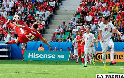Golazo de media chilena de Shaqiri para el empate de Suiza /AS.COM