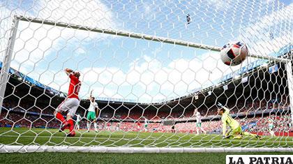 El autogol de McAuley que le sirvió a Gales para clasificar a Cuartos /AS.COM