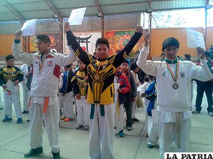 Deportistas del karate que participarán en la competencia nacional