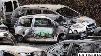 Vehículos totalmente destruidos al ser incendiados en la sureña localidad chilena de Contulmo