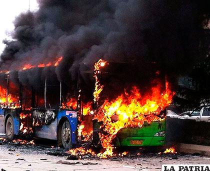 Incendio de un autobús en una autopista de Hunan /spanish.xinhuanet.com