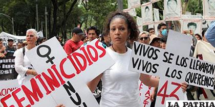 Marcha reunió a miles de personas, exigen la presentación con vida de los 43 jóvenes desaparecidos hace 21 meses /elpais.cr