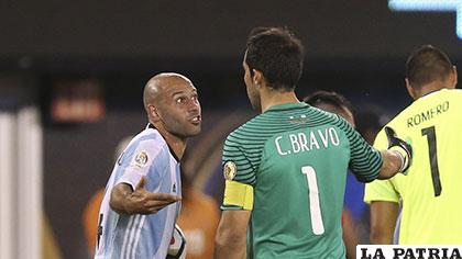Javier Mascherano le reclama algo a Claudio Bravo /deportesrcn.com