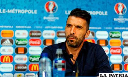 Gianlugi Buffon durante la conferencia de prensa donde hizo referencia al tema /800noticias.com