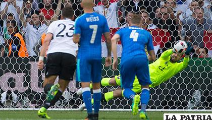 Matus Kozacik para el penalti pitado a Alemania que al final venció 3-0 /AS.COM