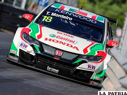 Tiago Monteiro al mando de su Honda Civic en plena competencia /motor.es