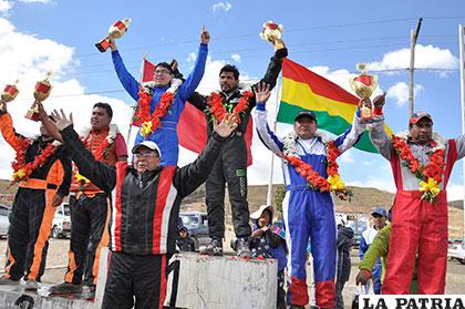 Eduardo Chura, junto a los ganadores de la R2B Libre