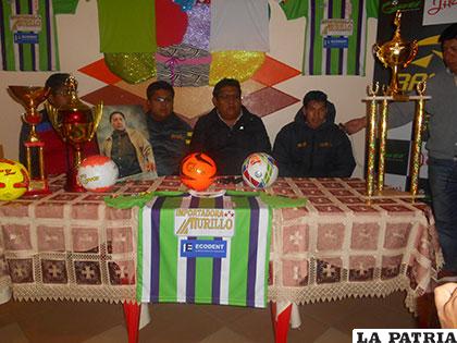 Dirigentes del club Importadora Murillo en la presentación del equipo