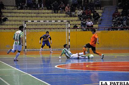 Una acción del partido entre Importadores Murillo y Nantes