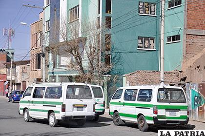 Tráfico y Vialidad sancionará a minibuses que se estacionen en doble fila en la Sargento Flores