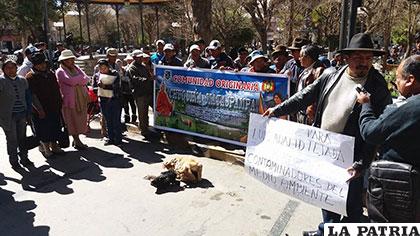Comunarios protestan frente a la Gobernación