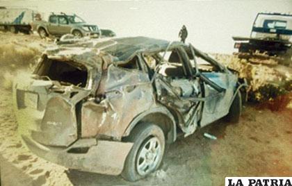 El vehículo quedó con serios daños luego del vuelco de tonel en la carretera Oruro-Pisiga