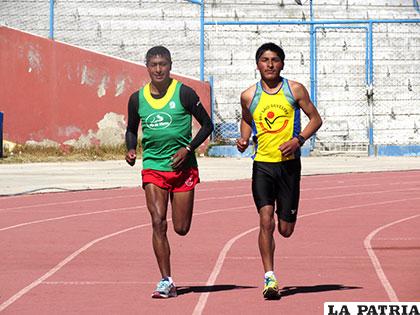 Durante los entrenamientos de Vidal Basco Mamani (derecha)
