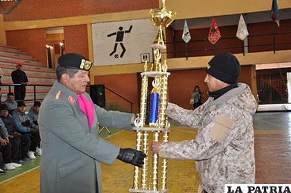 Durante la entrega del trofeo rotatorio al comandante de la Segunda División de Ejército