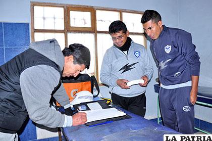 Parrado y Castro le toman los datos a Miranda