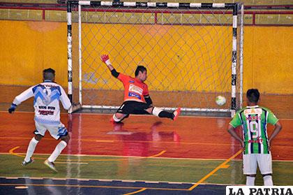 Hilmar Lugo anota el quinto gol para el cuadro de Rico Sur